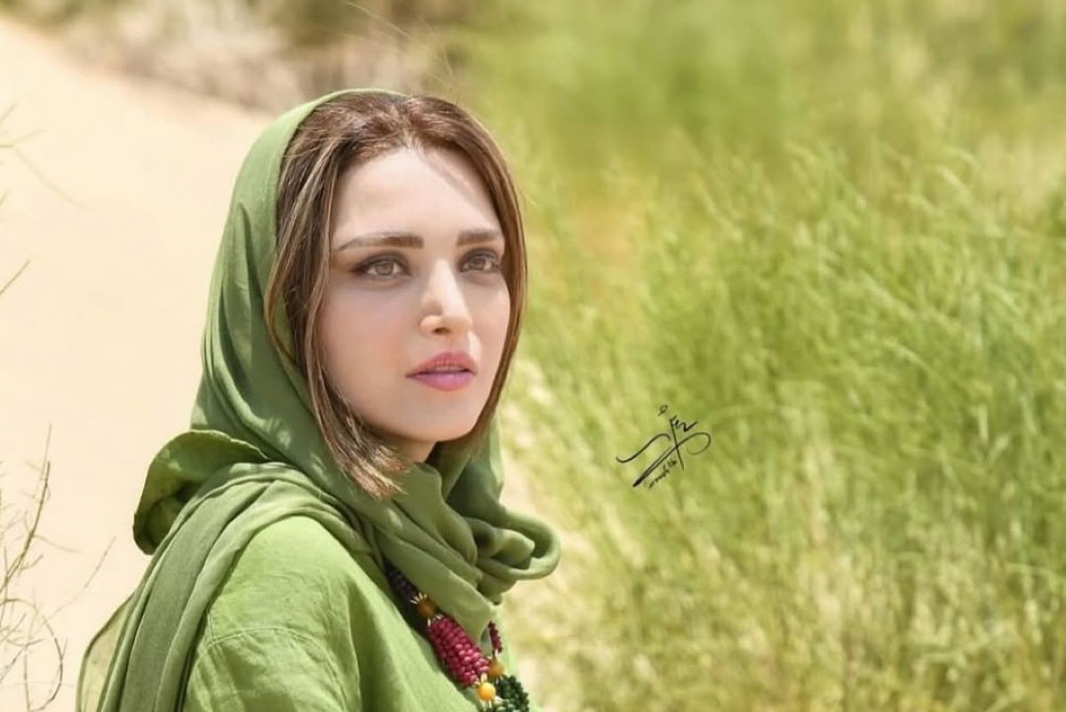 استایل خاص متفاوت با شومیز گره‌ای به سبک بهنوش طباطبایی