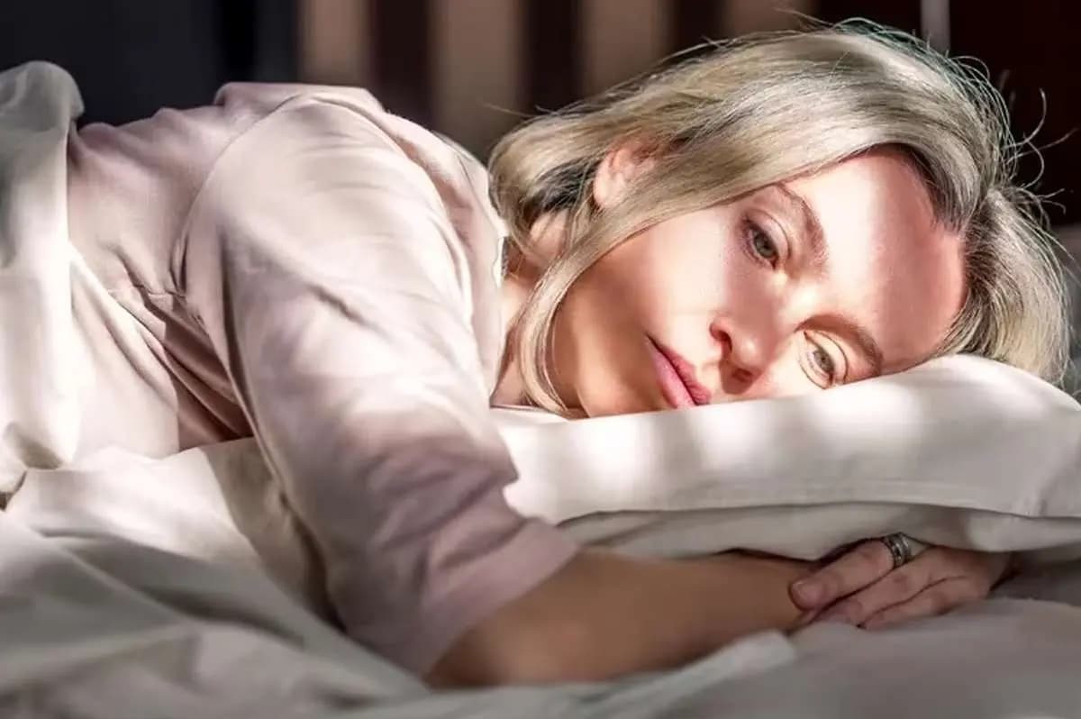 ۵ عادت خواب که مغز شما را زودتر پیر میکند