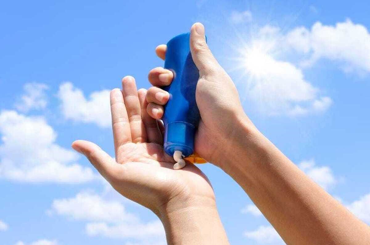 چه نوع ضدآفتابی بخریم؟ | راهنمای کامل انتخاب ضد آفتاب برای محافظت از پوست؛ از فیلترهای UV تا ترکیبات مؤثر