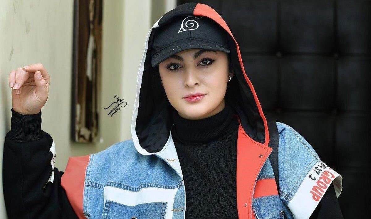 مریم مومن با تیپ شیک و سیاه و سفید در سواحل کیش