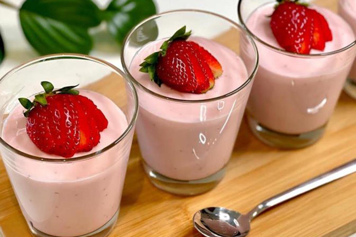 طرز تهیه موس توت‌فرنگی؛ دسر تابستانی شیک و ساده