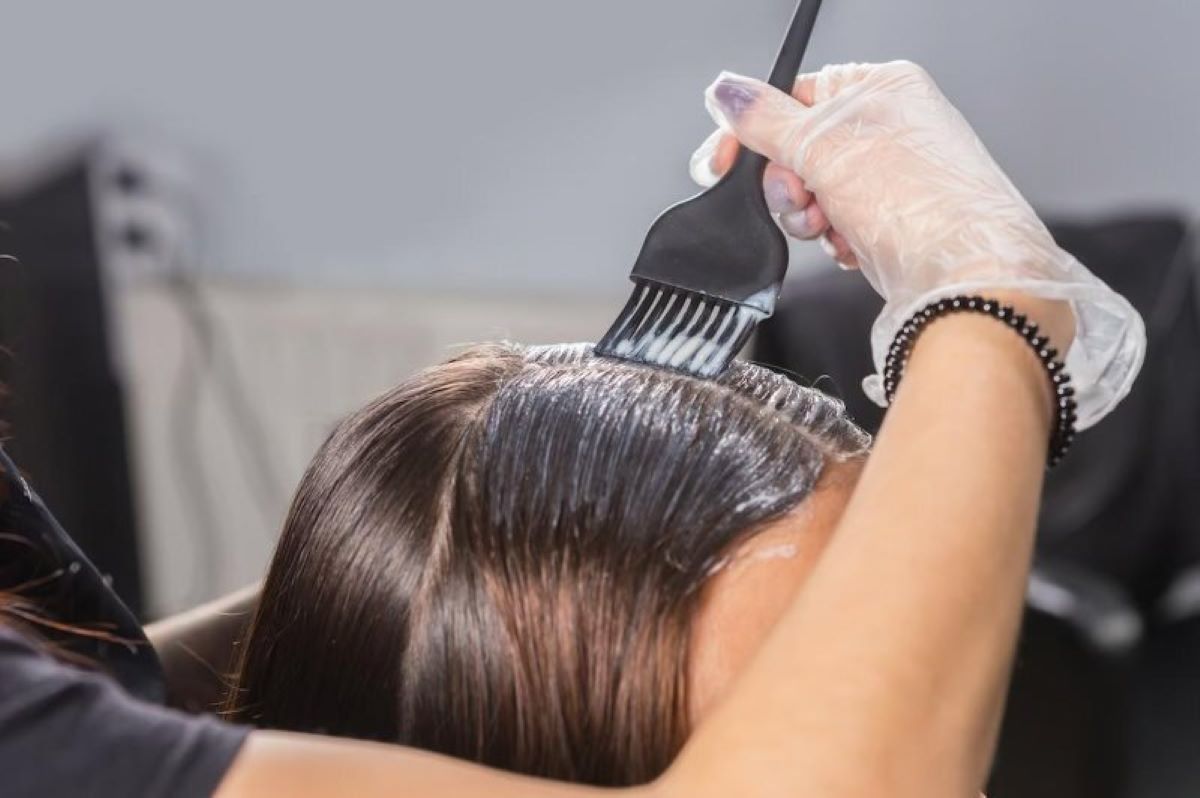 عواقب رنگ کردن مو در خانه| رنگ کردن مو باعث نابینایی یک زن شد