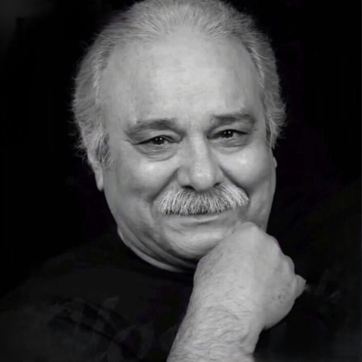 هدیه پرچم حرم امام حسین (ع) به مزار محمد کاسبی