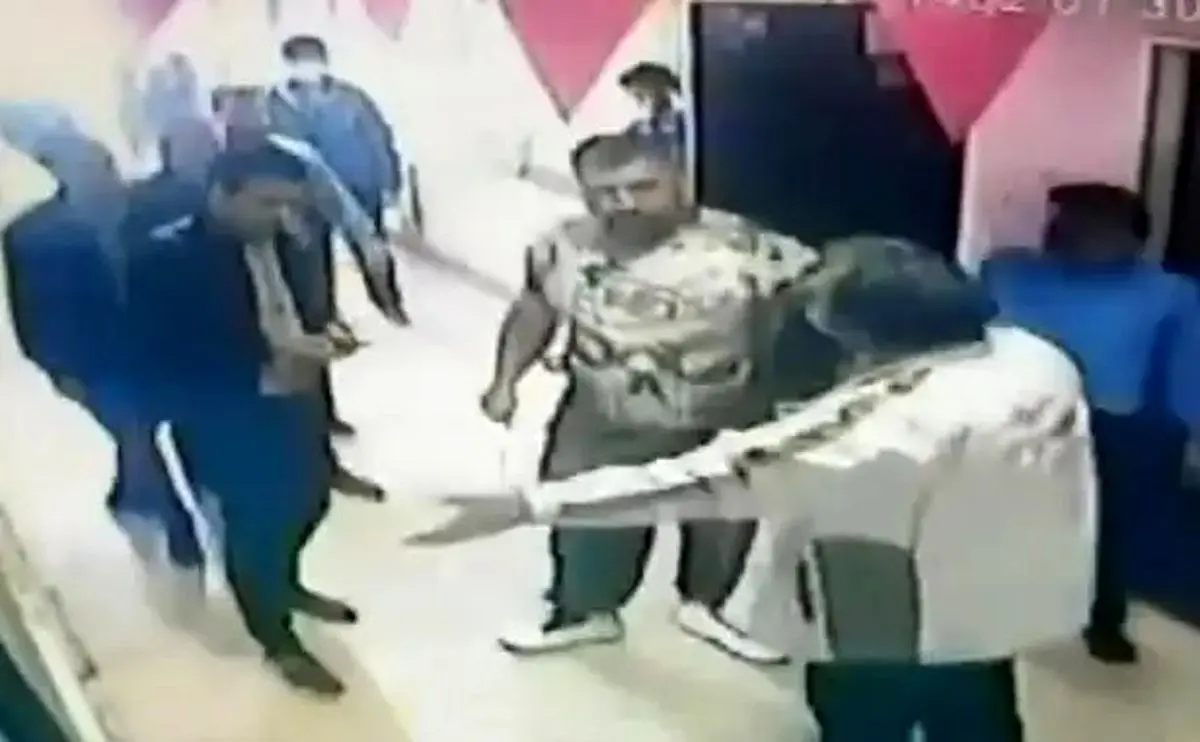 ضرب‌ و شتم معلم مدرسه توسط پدر و برادر یک دانش‌آموز | دندان معلم شکست