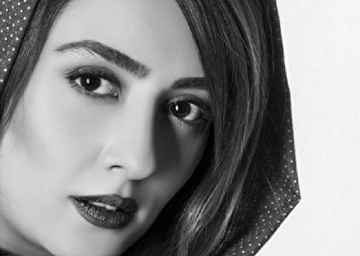 سلفی آینه‌ای خاص الهام طهموری با استایل شیک در خانه‌شان