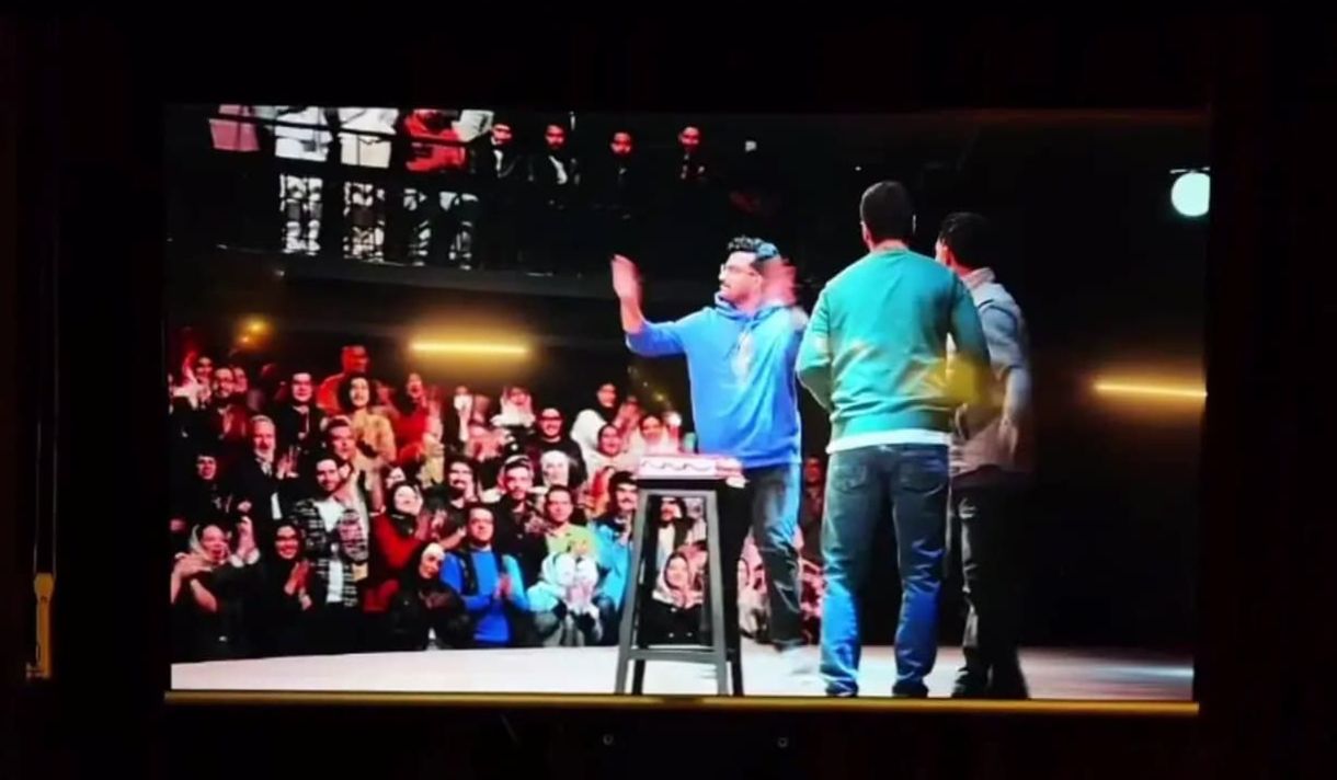 سوپرایز تولد ابوطالب حسینی وسط استنداپ کمدی با حضور امیرحسین قیاسی