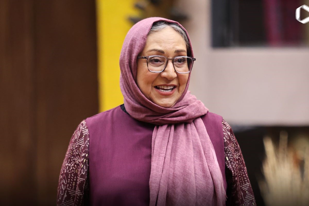 نگاهی به دکوراسیون شیک و سنتی خانه مریم سعادت با اجزای دکوراتیو نوستالژیک؛ از شومینه، آینه نقره و دیوارهای چوبی