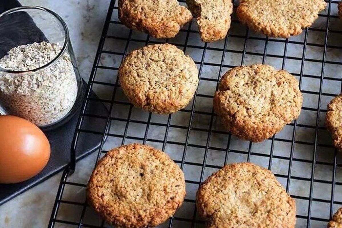 طرز تهیه بیسکویت رژیمی خانگی به‌صورت مرحله‌به‌مرحله