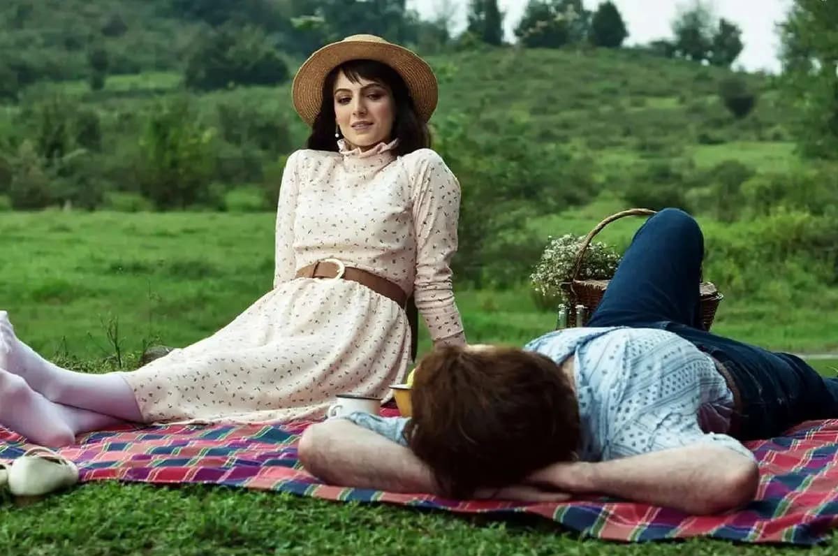 نگاهی به دکوراسیون خانه مجردی مهسا حجازی بازیگر سریال تاسیان؛ از اکسسوری های چوبی تا کتابخانه بزرگ و تابلوهای هنری