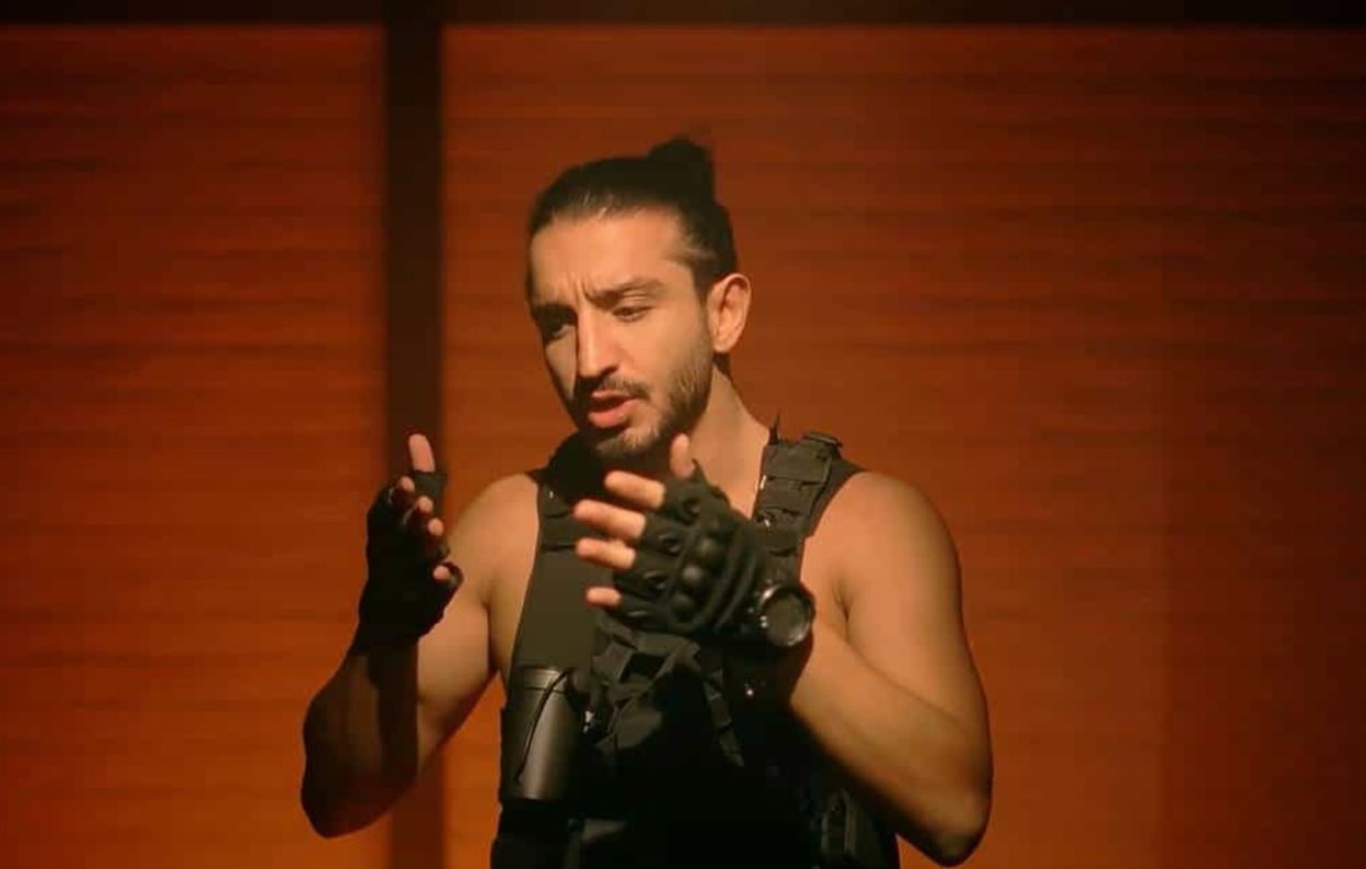 لحظه اهدای تندیس کارناوال به سینا ساعی؛ قدردانی از نگاه حرفه‌ای و نقش مؤثر رامبد جوان در شکل‌گیری این پروژه بزرگ