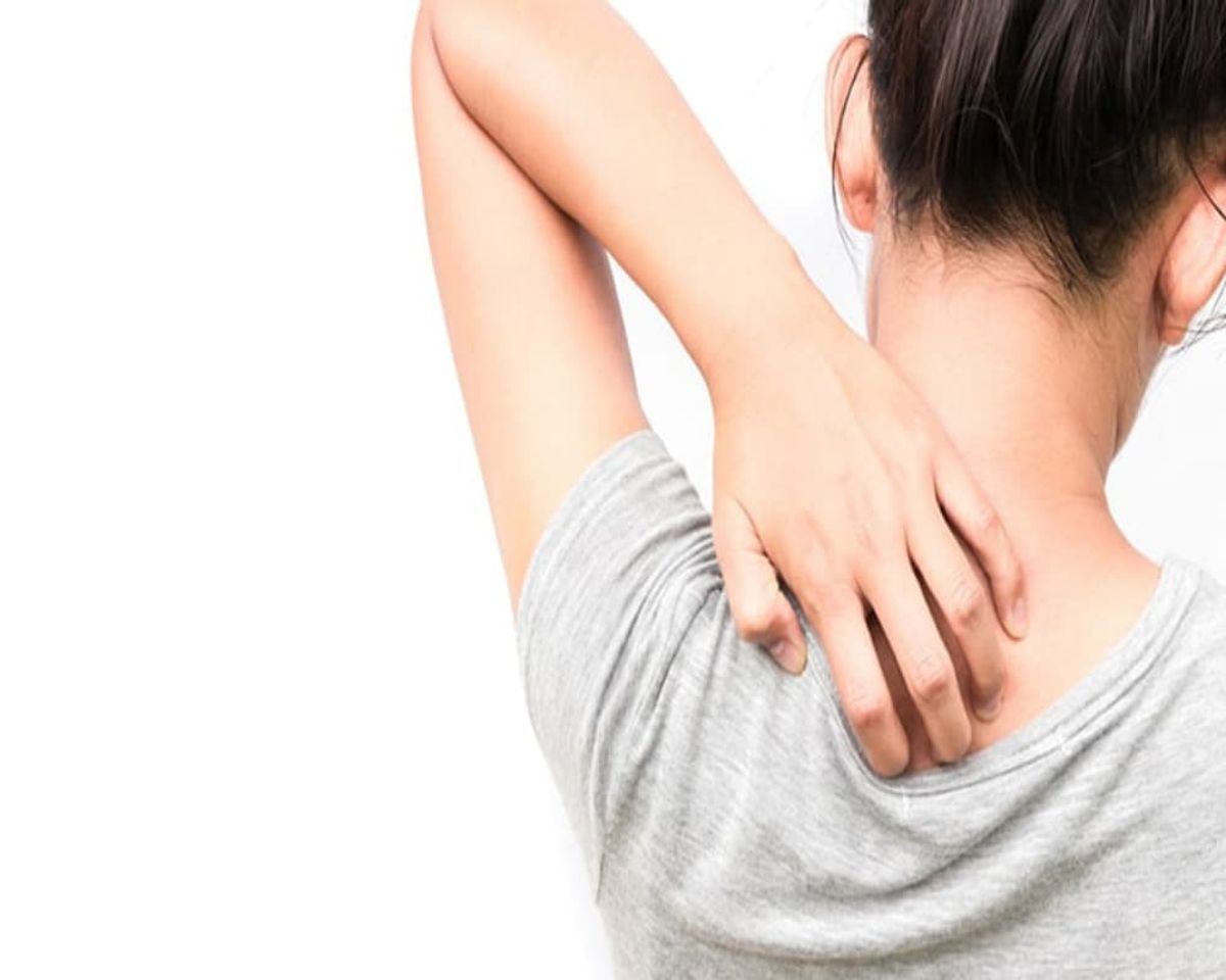 هنوز مارک پشت یقه لباس اذیتت میکنه؟ | بهترین ترفند جدا کردن مارک از یقه لباس