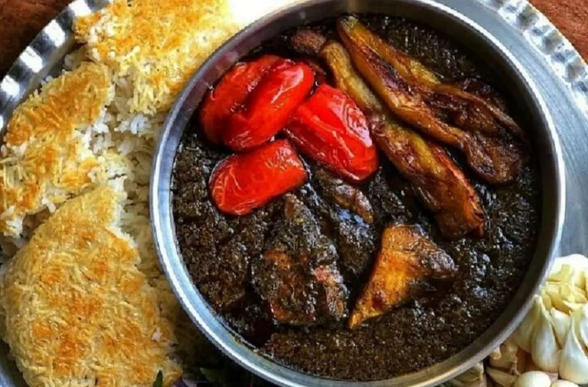 طرز تهیه قورمه سبزی با مرغ و بادمجان؛ یک خورشت لذیذ و خوشمزه