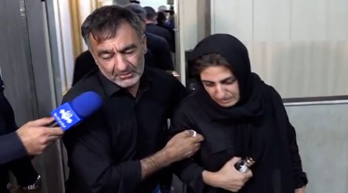 گریه‌های جانسوز مادر الهه حسین‌نژاد در کنار مزارش+ فیلم