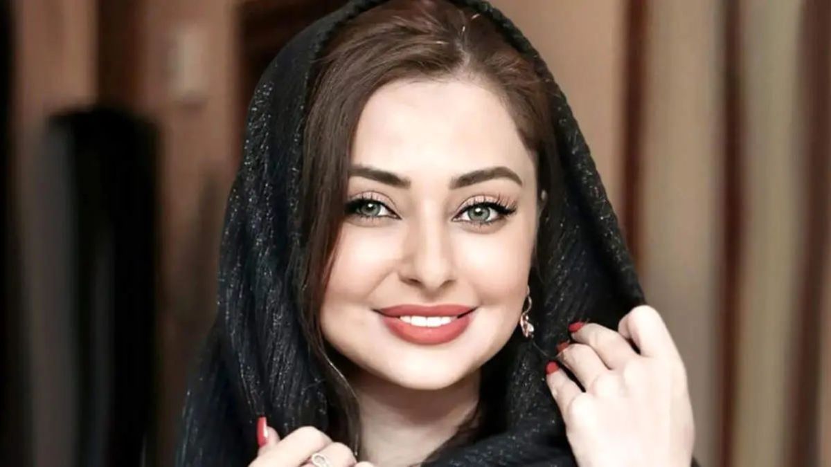 نگاهی به دکوراسیون ساده و غیر جذاب خانه نفیسه روشن؛ از گل‌های آپارتمانی تا تابلوهای هنری و لوستر و مبلمان چوبی