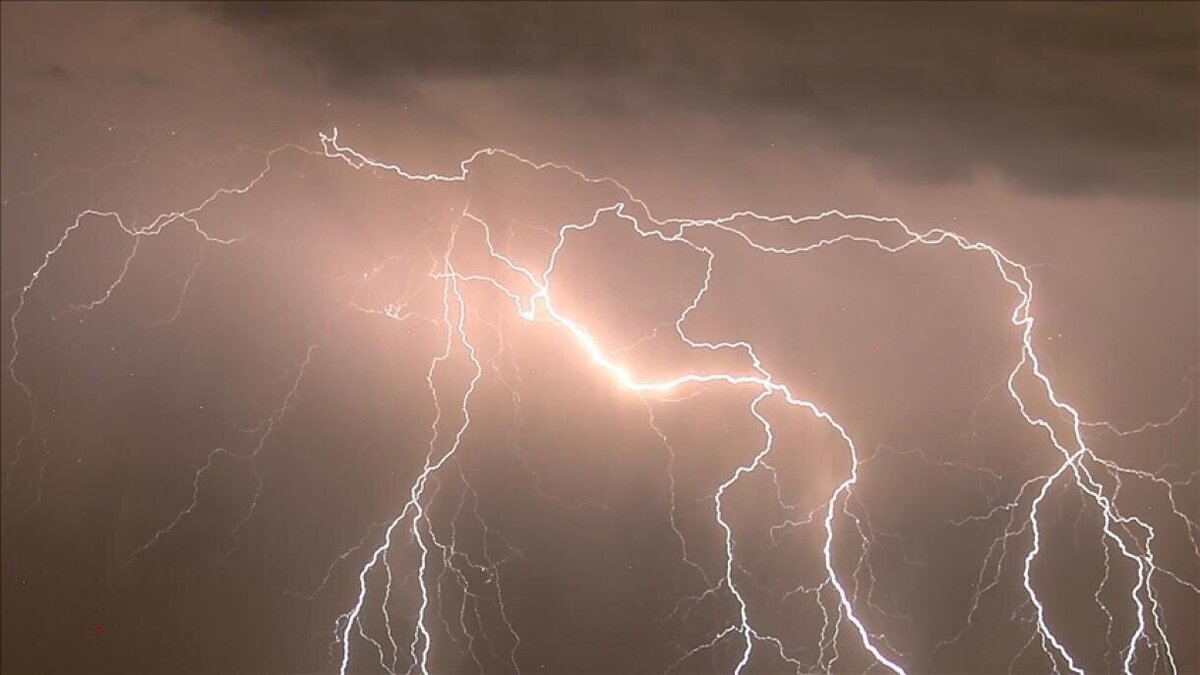 تماشای لحظههای ترسناک | برخورد شدید صاعقه در ایستگاه دوم توچال