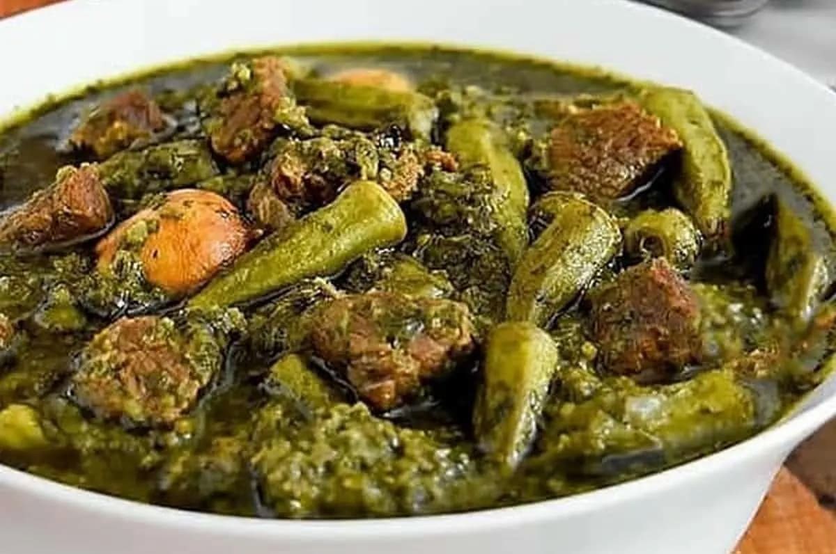 طرز تهیه خورشت بامیه جنوبی با سبزی؛ روش جلوگیری از لزج شدن خورش بامیه