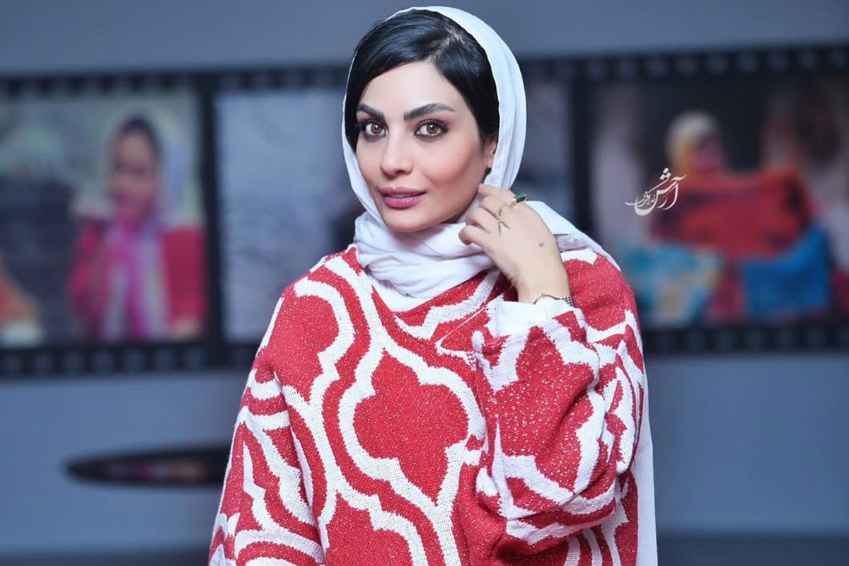 صحرا اسداللهی با تیپ شیک و ساده در اکران فیلم مرجان