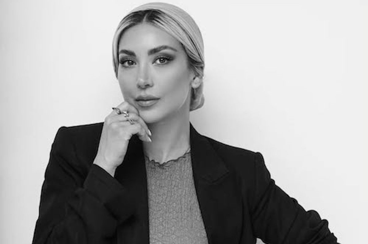 ژست‌های دیدنی مینا مختاری در کافه شخصی؛ استایل پاییزی فوق لوکس کنار بهرام رادان