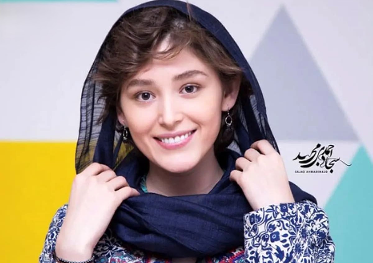 فرشته حسینی با استایل خاص و منحصر به فرد، جایزه بهترین بازیگر زن را گرفت!