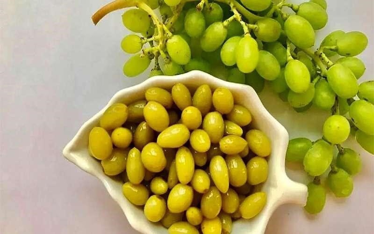 طرز تهیه غوره شور به روش سنتی؛ چگونه از تیره‌شدن غوره جلوگیری کنیم؟