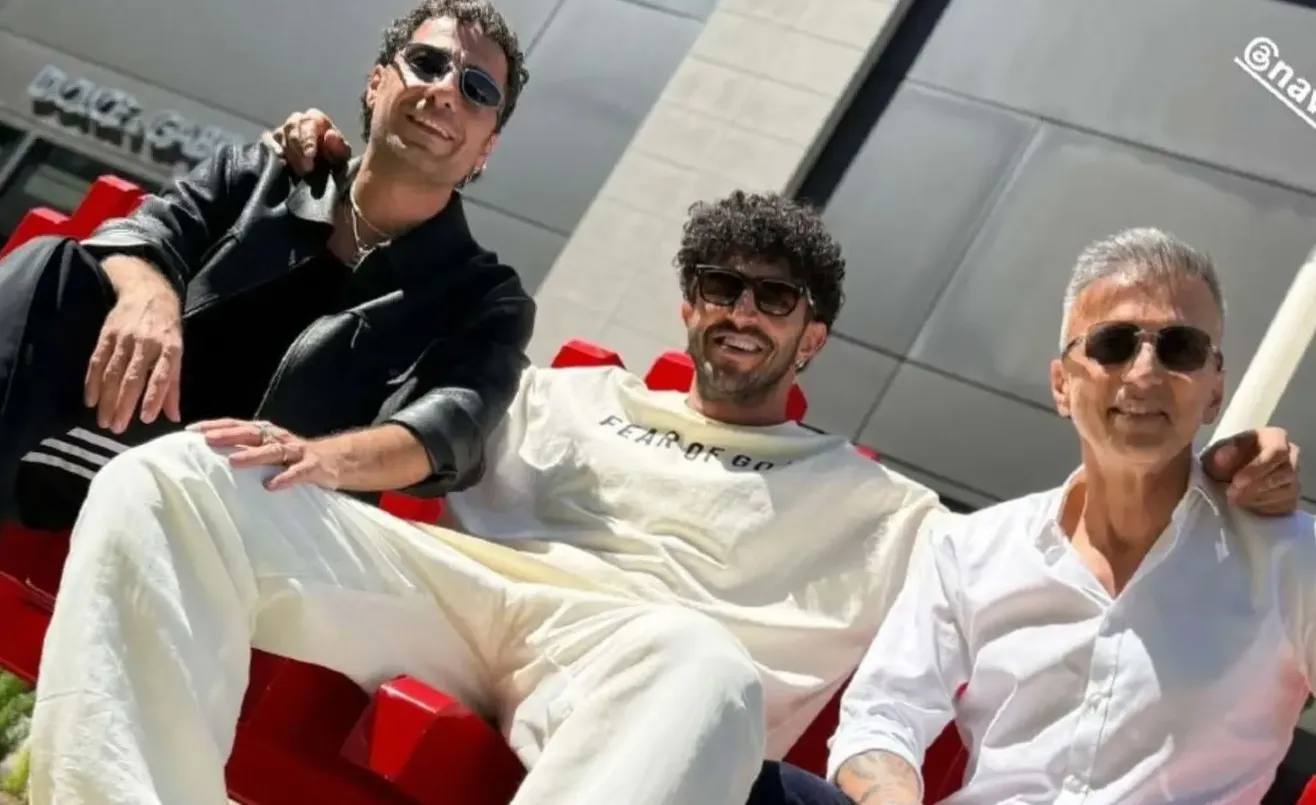 نوید محمدزاده و آیسان اسلامی در حال تماشای سریال پایتخت در ماشین+ فیلم