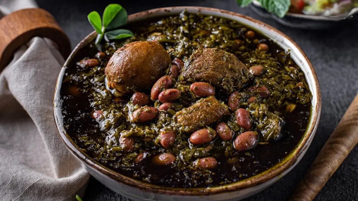 طرز تهیه قورمه‌سبزی؛ اصیل‌ترین طعم ایرانی که هرگز از مد نمی‌افتد | راز روغن افتادن قورمه سبزی