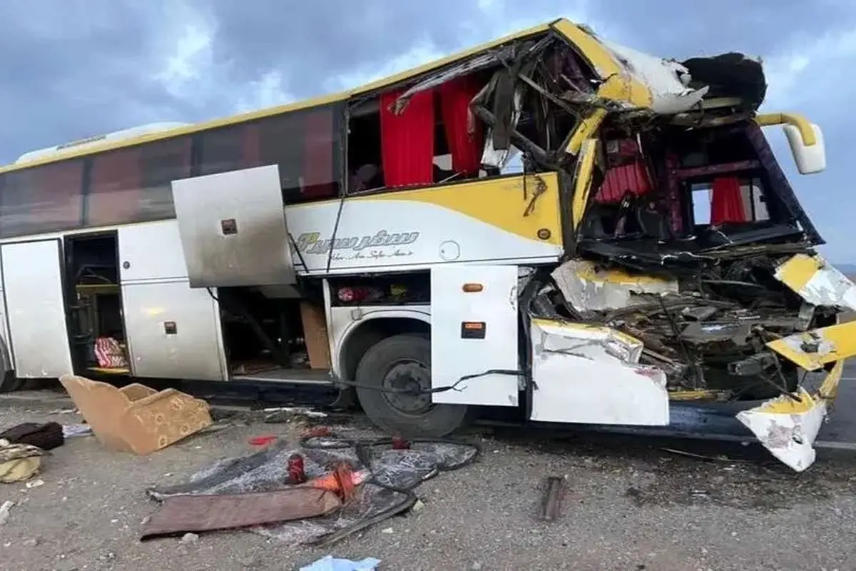 تصادف اتوبوس با تریلی در قم با 15 مصدوم