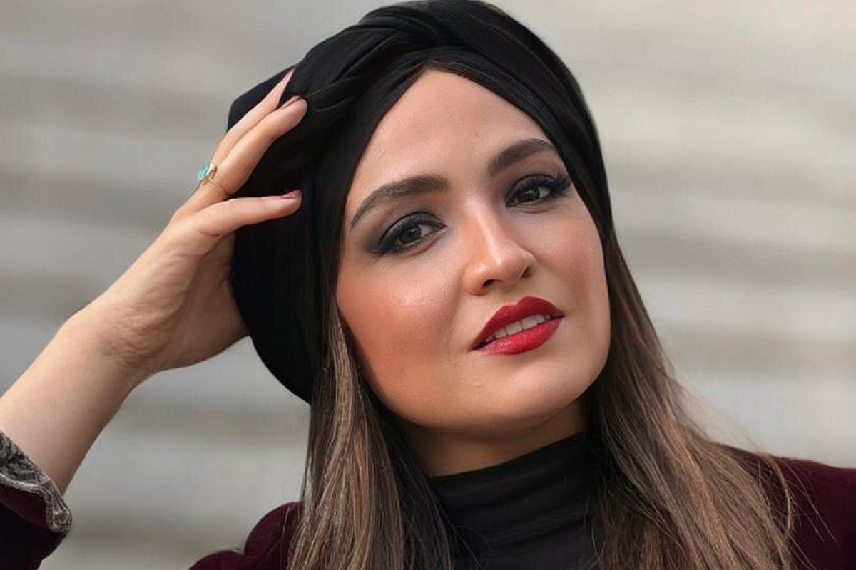ژست‌های مدلینگ گلاره عباسی در پشت صحنه نمایش بتهوون