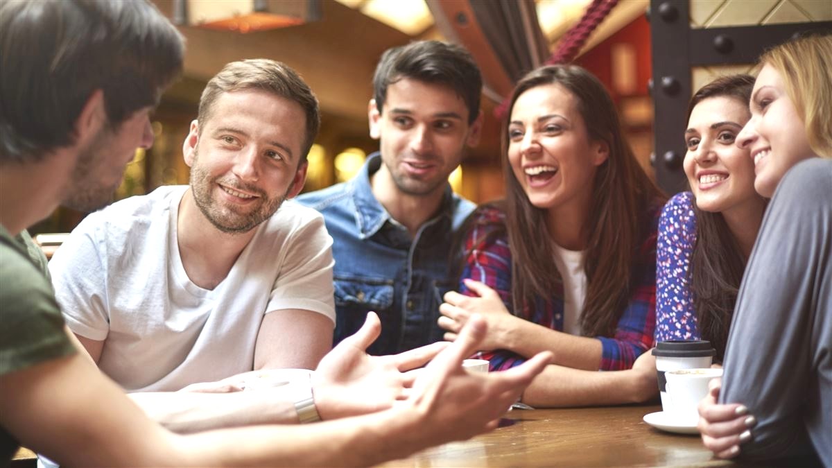 راز آدمهای جذاب | میخواهی جذابتر باشی؟ همین ۴ عادت را در گفتوگو تمرین کن