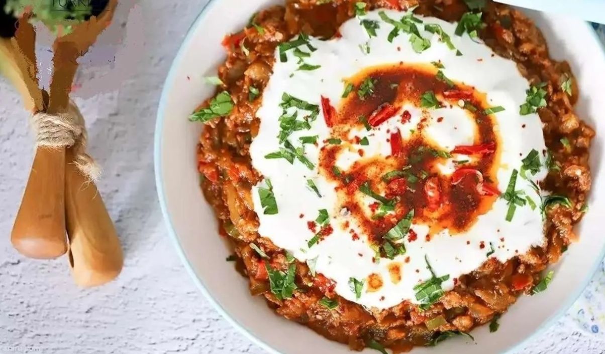 طرز تهیه شاکشوکا ترکیهای با بادمجان؛ معروفترین و خوشمزهترین پیش غذای ترکی