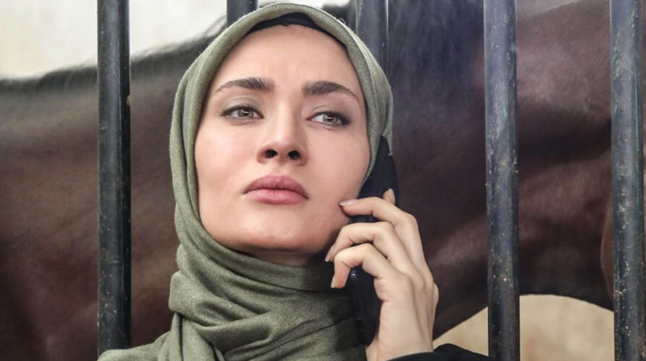 استایل بهاری ساناز سعیدی در روز تولدش: کیک مرواریدی و گلهای آلسترومریا