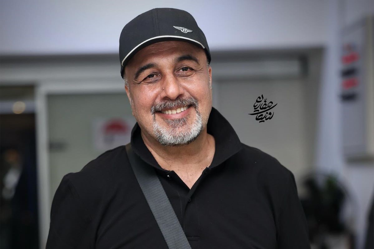 استایل ساده رضا عطاران با کلاه کَپ و تیپ کژوال در برج میلاد