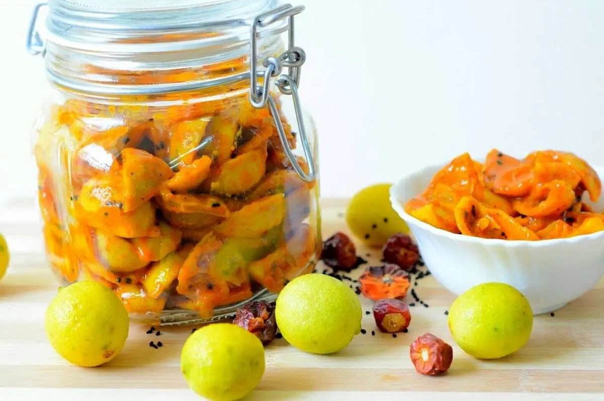 طرز تهیه ترشی لیمو خانگی؛ ترشی خوشمزه و عطردار با روش ساده