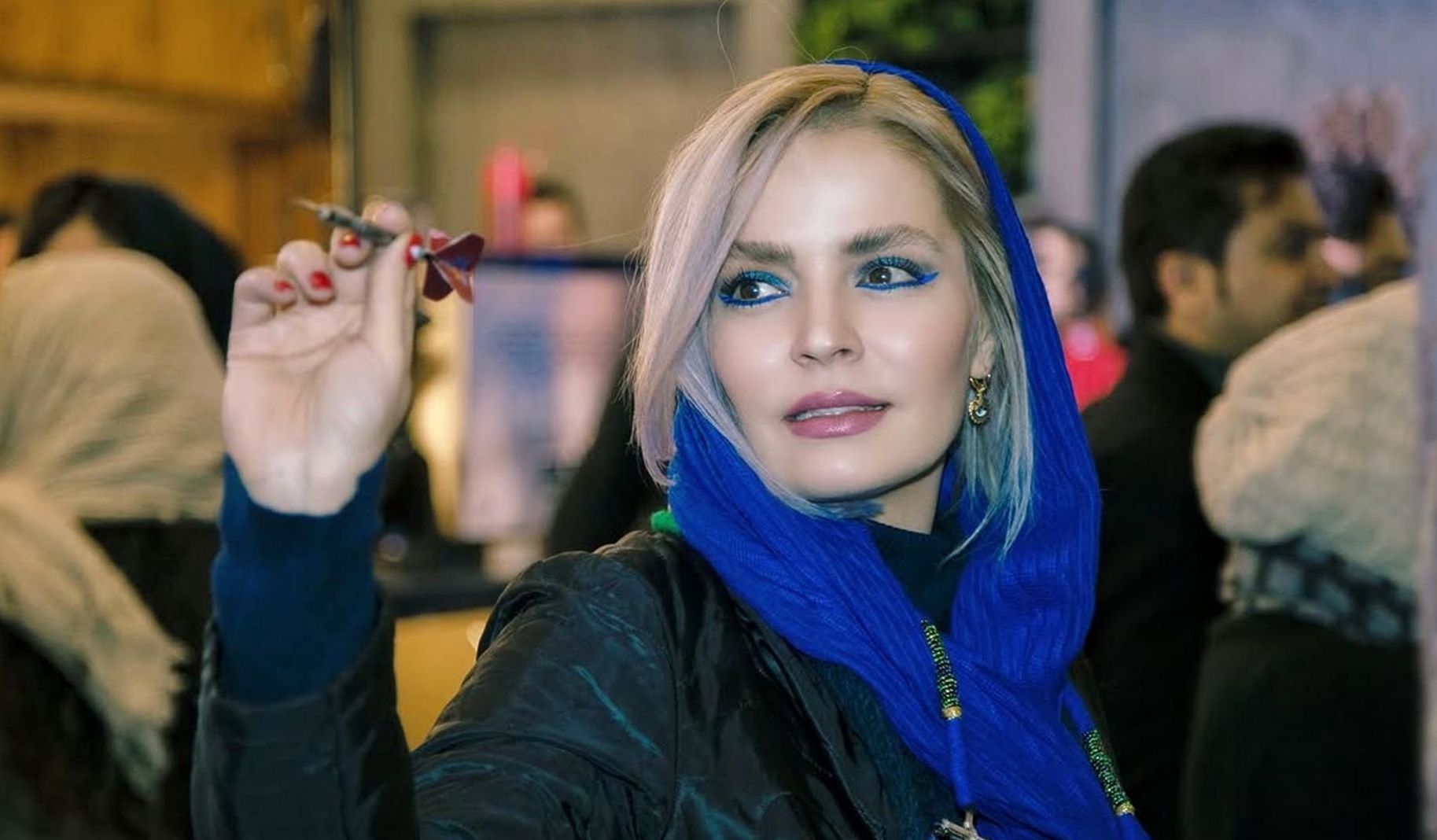 استایل مشکی خردلی سپیده خداوردی و پسرش در آسانسور