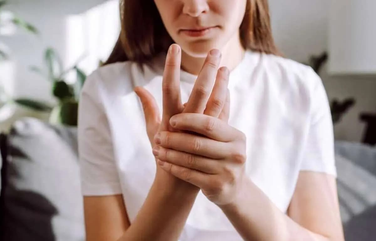 علائمی در پا و دست که میتوانند نشانه پنهان سرطان ریه باشند