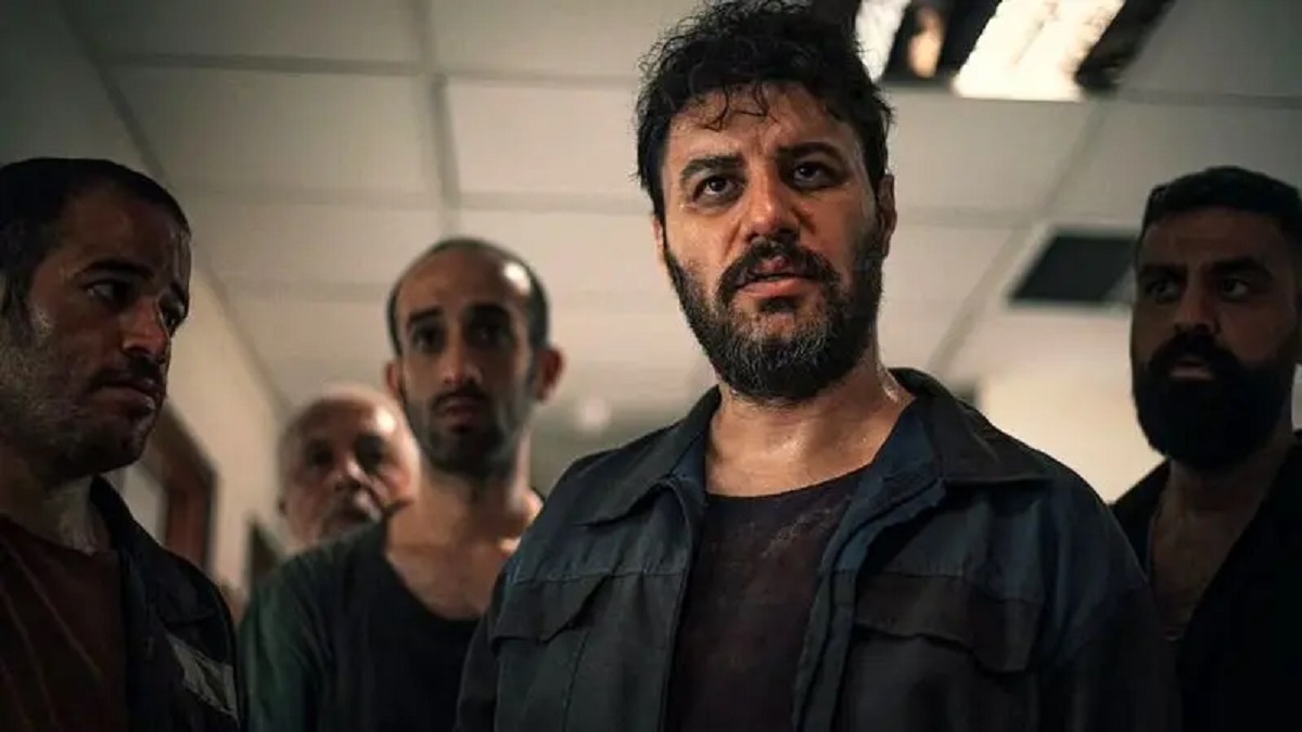نقد و بررسی بازی جواد عزتی در سریال وحشی: یک بازی متفاوت یا تکرار مالک زخم کاری؟