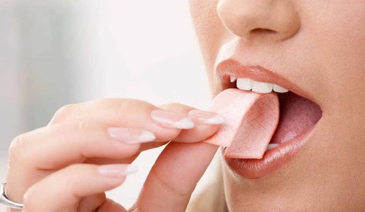 آیا بلعیدن آدامس خطرناک است؟ همه آنچه باید بدانید