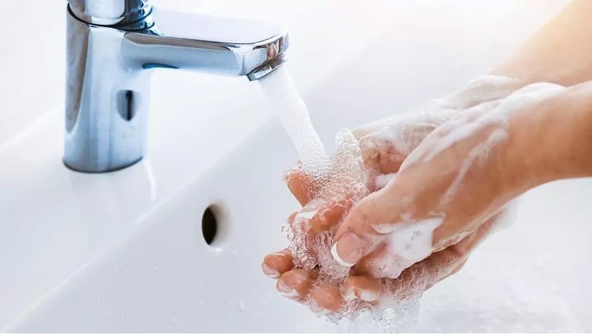 بهترین شوینده برای شستن دستها؛ صابون بهتر است یا مایع دستشویی؟