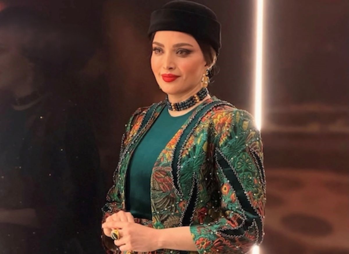 لحظه جایزه گرفتن بهنوش طباطبایی از دستان جواد عزتی در جشن حافظ