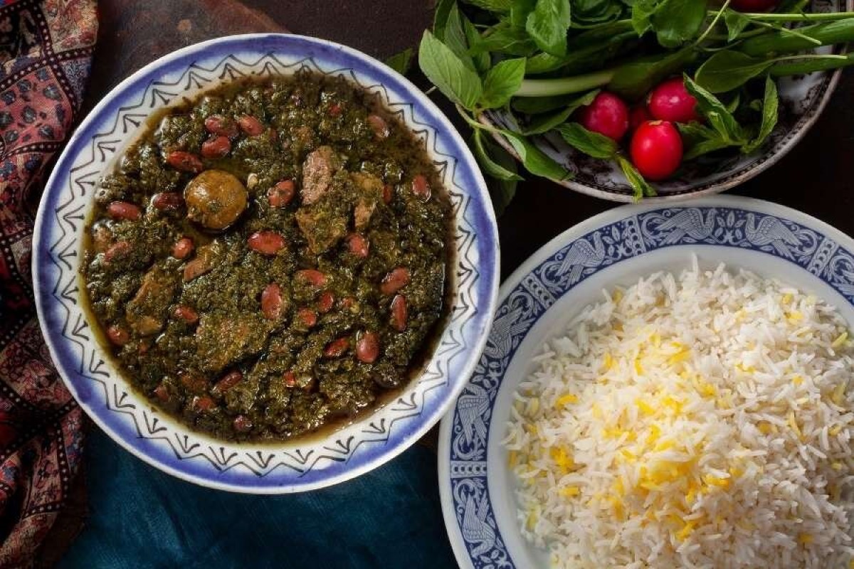 طرز تهیه قورمه سبزی خوشمزه و جاافتاده برای نذری؛ راز پخت یک قورمه سبزی لعاب دار