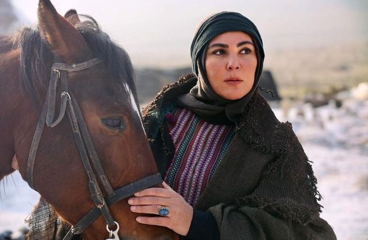 دکوراسیون خانه دوبلکس لاله اسکندری با رادیوی قدیمی و شمعدانهای طلایی