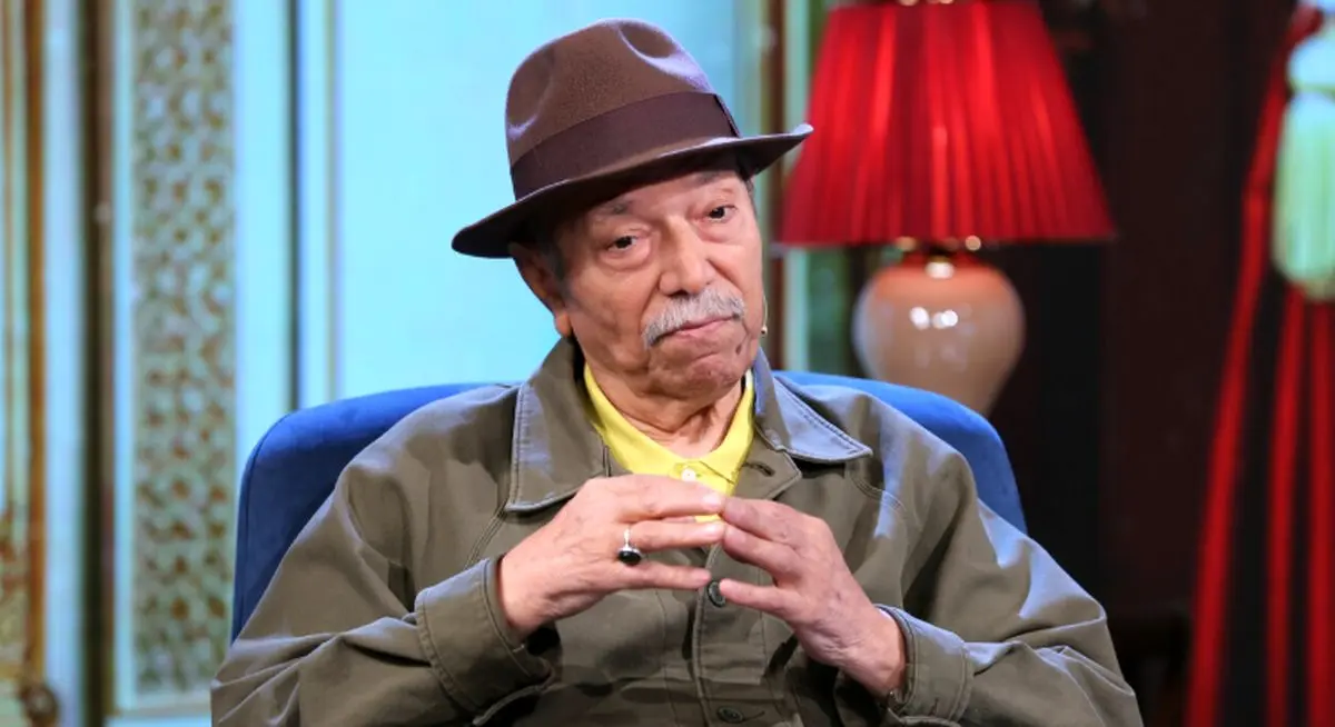 نگاهی به دکوراسیون هنری و قدیمی علی نصیریان؛ از مبلمانی همرنگ با فرش تا پذیرایی با هندوانه و زولبیا بامیه