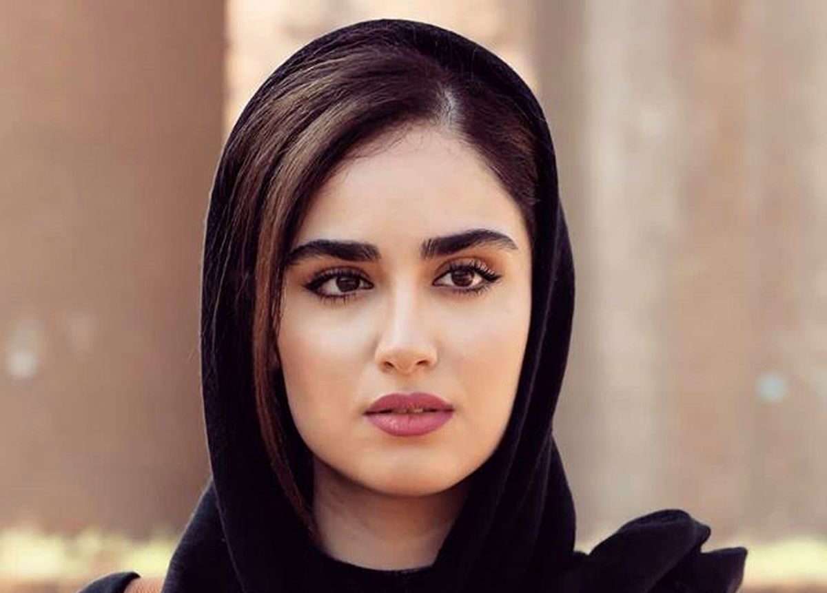 سلفی آینه‌ای هانیه غلامی با تیپی مشکی رنگ