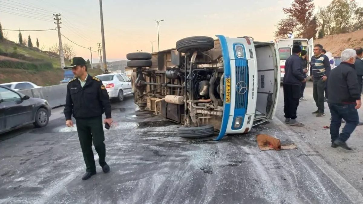 واژگونی مرگبار مینی‌بوس در پارس‌آباد با یک کشته و 26 زخمی
