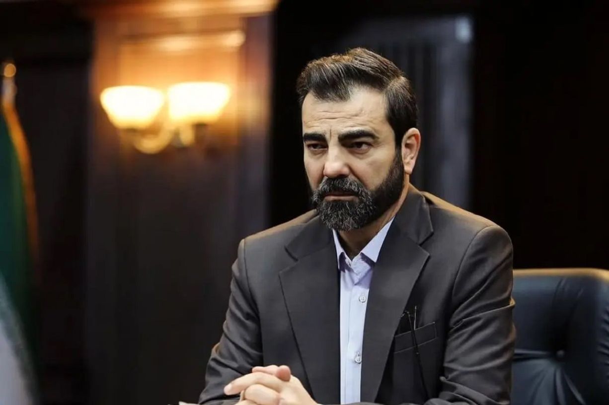 عکس جدید بهزاد خلج بازیگر سریال آقای قاضی در کنار پدر و مادرش