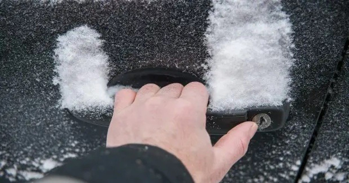 ترفند نگهداری از خودرو | چگونه قفل یخ‌زده خودرو را در چند دقیقه باز کنیم؟
