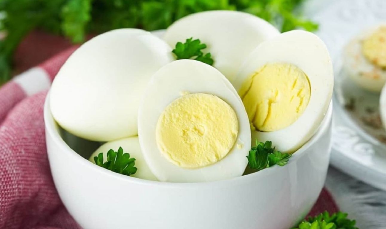 خوردن زرده تخم مرغ برای این افراد معجزه میکند | فواید زرده تخم مرغ