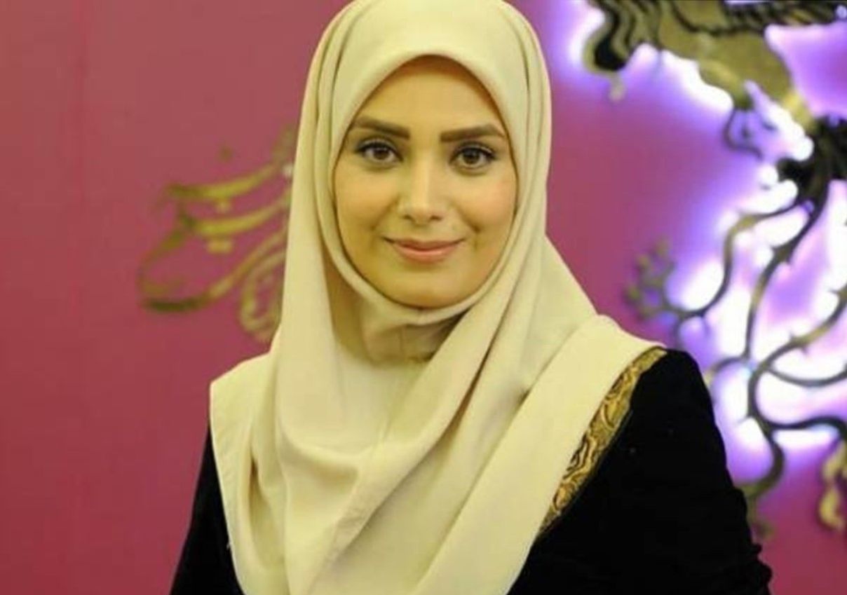 دکوراسیون خانه جدید و شاهانه صبا راد با نورپردازی مدرن و تابلوی چوبی برجسته