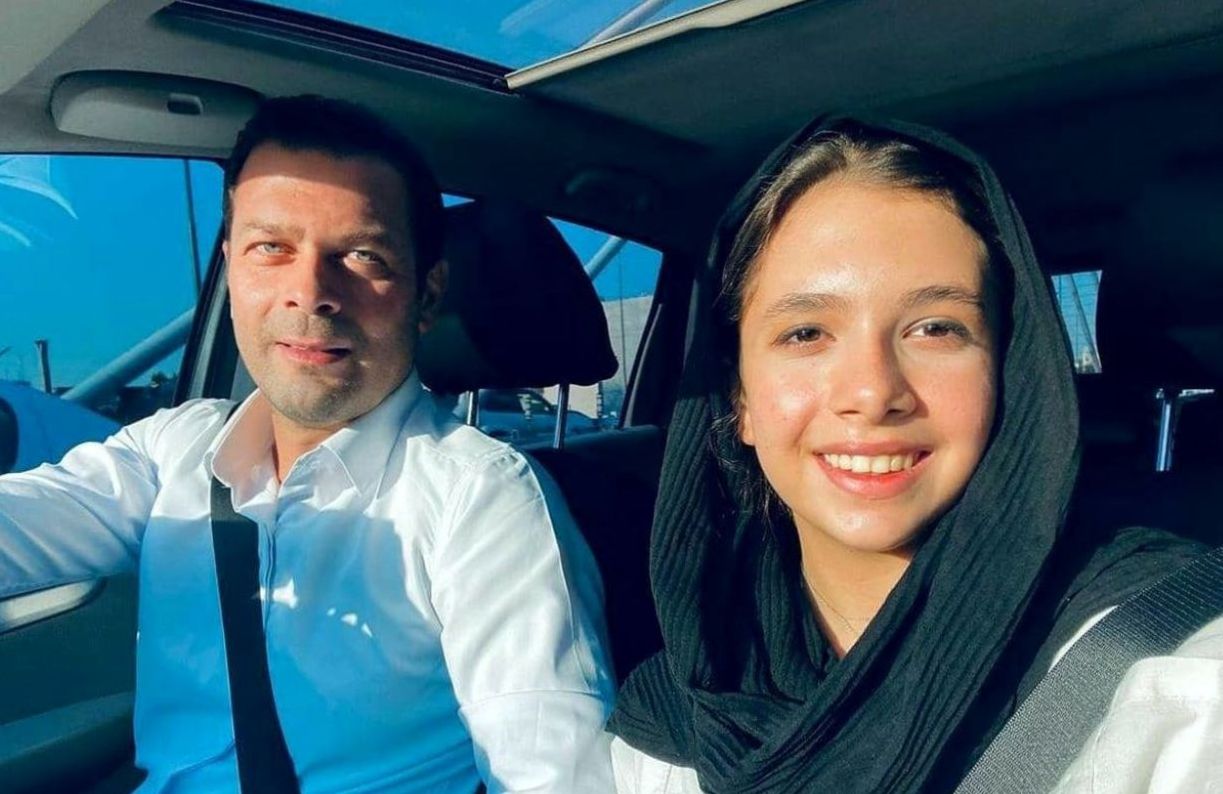 نگاهی به دکوراسیون گرم، منظم و هنری خانه پژمان بازغی؛ از فرش ایرانی تا پرده‌های رنگی