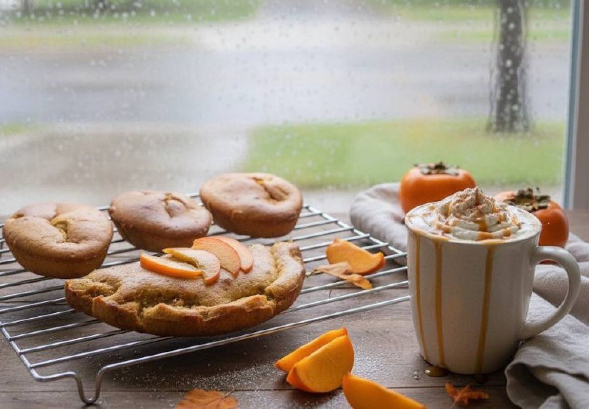 طرز تهیه کیک خرمالو، طعمی از پاییز در قالب یک کیک نرم و خوش‌عطر